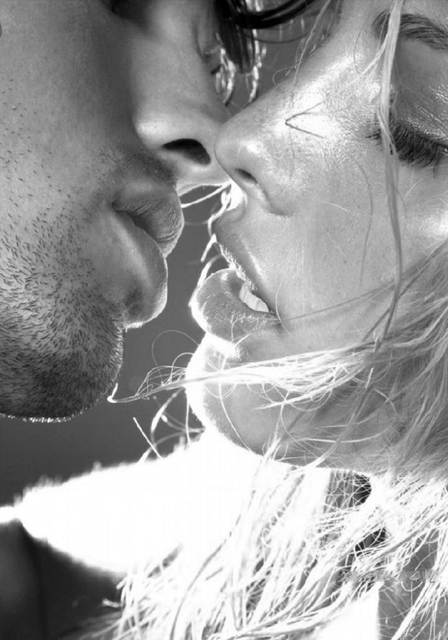 Целует страстно губы. Чувственный поцелуй. Красивый поцелуй. Нежный поцелуй. Поцелуй влюбленных.
